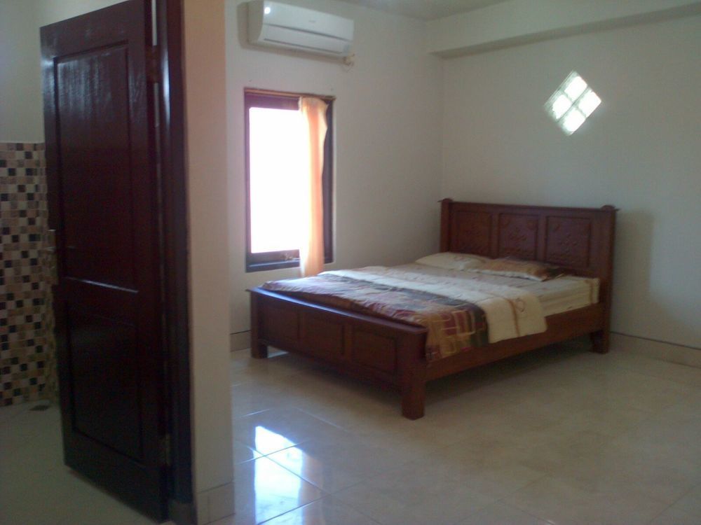 Oyo 586 Hotel Wijaya Kalasan Экстерьер фото