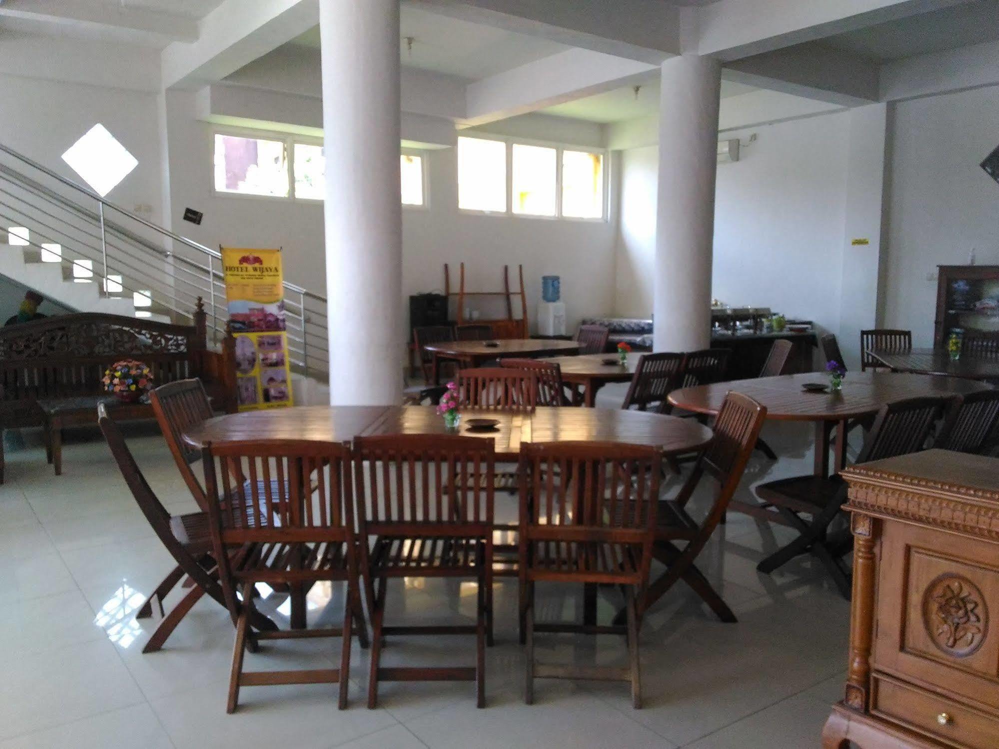Oyo 586 Hotel Wijaya Kalasan Экстерьер фото